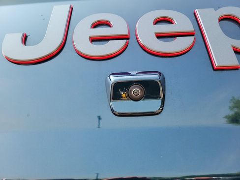 Used 2025 Jeep Gladiator Rubicon w/ Convenience Group AWD/4WD image 32