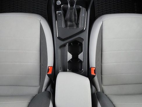 Used 2024 Volkswagen Taos SE w/ Panoramic Sunroof Package FWD image 23