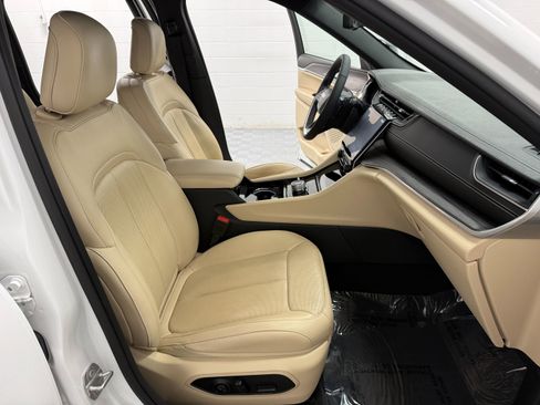 Used 2023 Jeep Grand Cherokee Limited w/ Luxury Tech Group II AWD/4WD image 16
