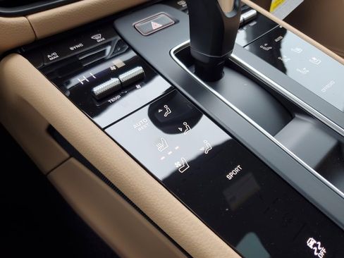 Used 2025 Porsche Macan image 37