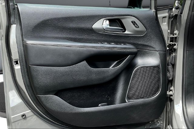 Used 2025 Chrysler Pacifica Select FWD image 22