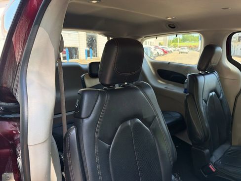 Used 2019 Chrysler Pacifica Touring-L FWD image 11