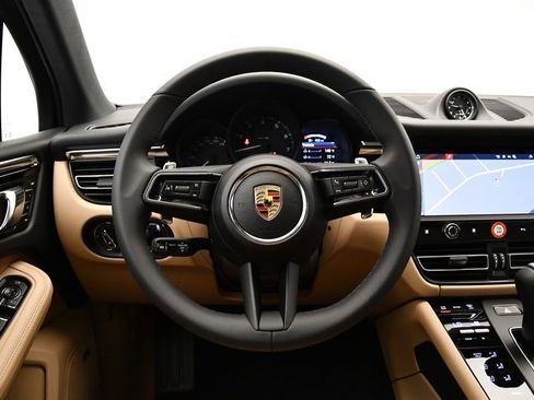 Used 2025 Porsche Macan image 23