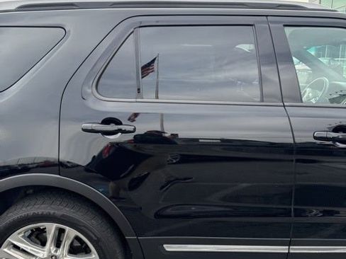 Used 2017 Ford Explorer XLT w/ Equipment Group 202A image 12