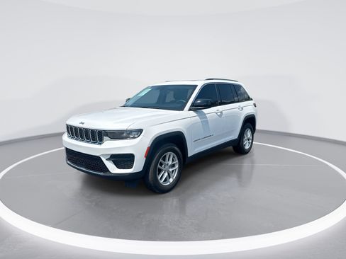 Used 2023 Jeep Grand Cherokee Laredo X AWD/4WD image 5