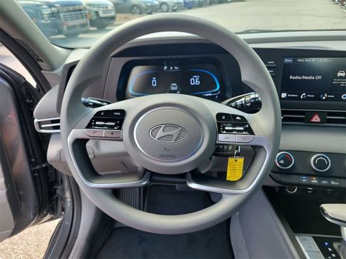 New 2025 Hyundai Elantra SE image 24