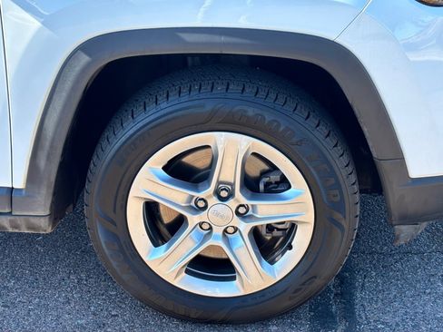 Used 2023 Jeep Compass Latitude image 10