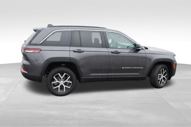 Certified 2024 Jeep Grand Cherokee Limited w/ Luxury Tech Group II AWD/4WD image 4