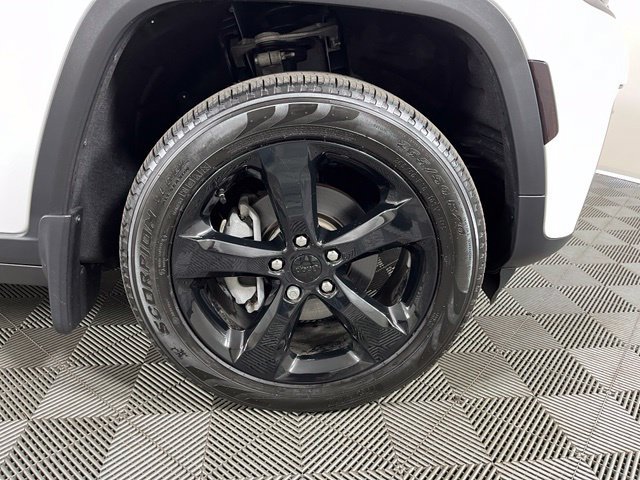 Used 2026 Jeep Grand Cherokee Limited w/ Limited Altitude Package AWD/4WD image 9
