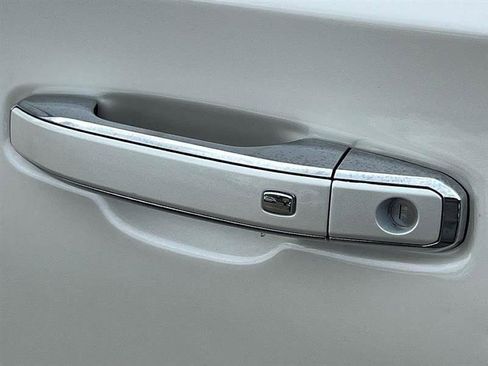 Used 2021 GMC Yukon SLT w/ SLT Premium Package image 13