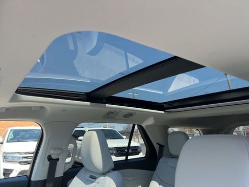 Certified 2025 Ford Explorer Platinum w/ LUX Leather Package AWD/4WD image 20