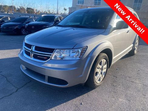 Used 2019 Dodge Journey SE image 1
