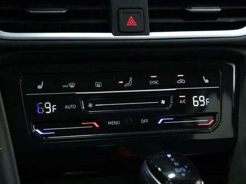 New 2025 Volkswagen Taos SE w/ Panoramic Sunroof Package FWD image 21