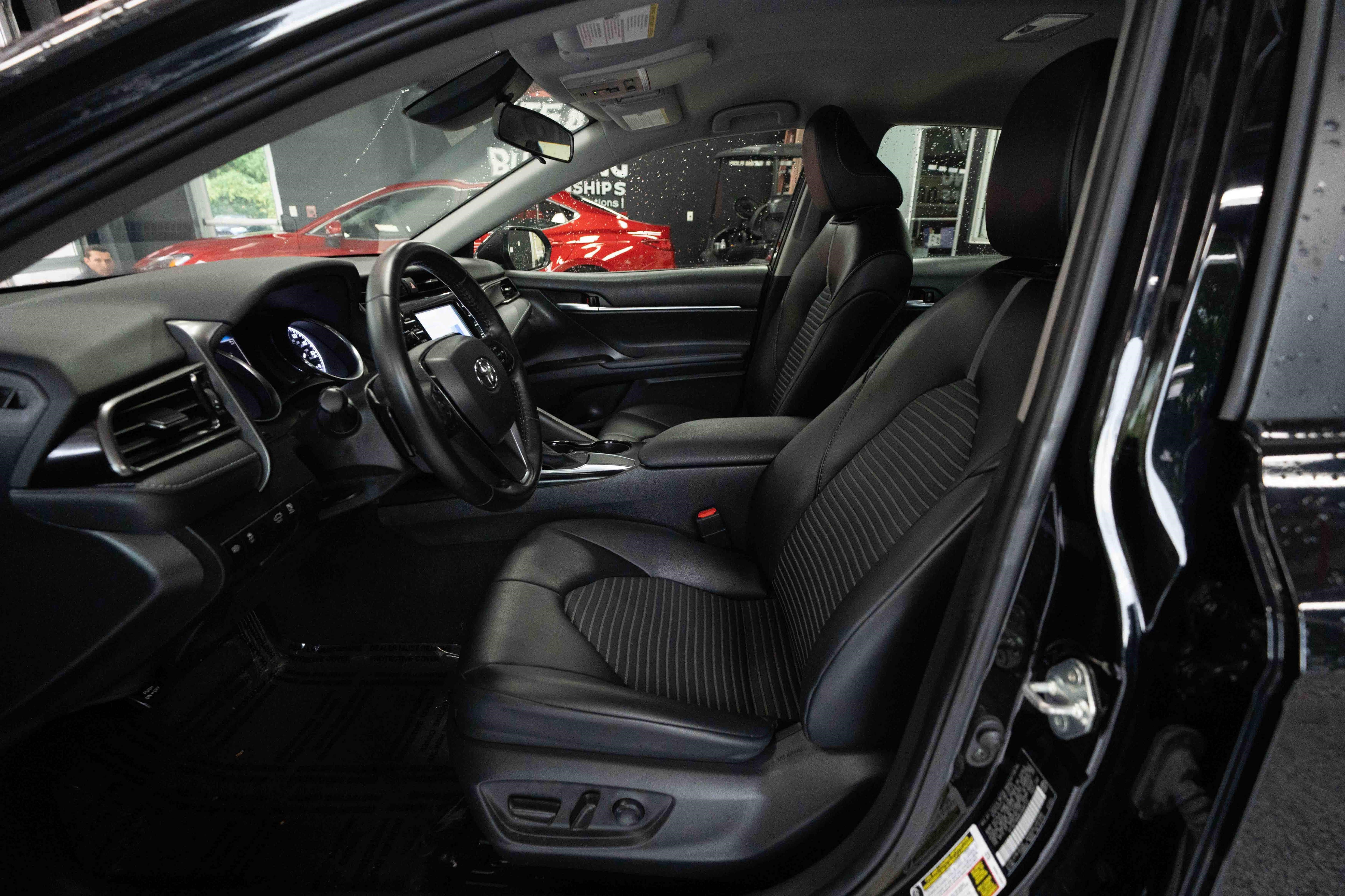 Used 2020 Toyota Camry SE FWD image 9