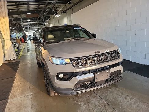 Used 2023 Jeep Compass Limited w/ Elite Group AWD/4WD image 3
