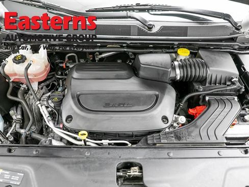 Used 2023 Chrysler Pacifica Touring-L FWD image 7