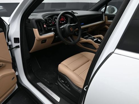 Certified 2025 Porsche Cayenne E-Hybrid AWD/4WD image 4