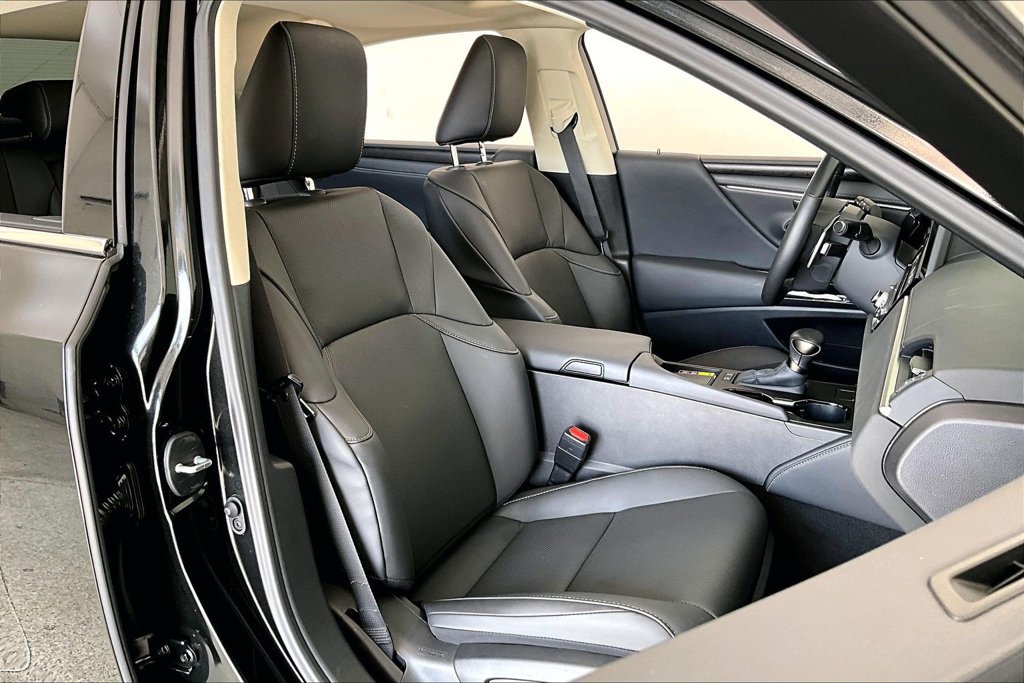 Used 2025 Lexus ES 300h w/ Premium Package FWD image 9