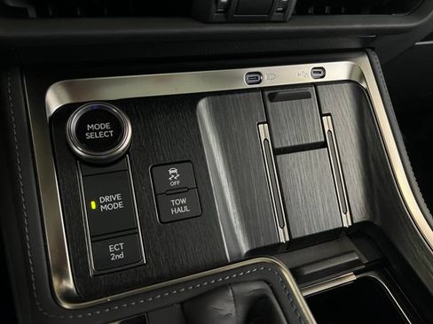 Used 2025 Lexus GX 550 w/ Accessory Package (2T) AWD/4WD image 29