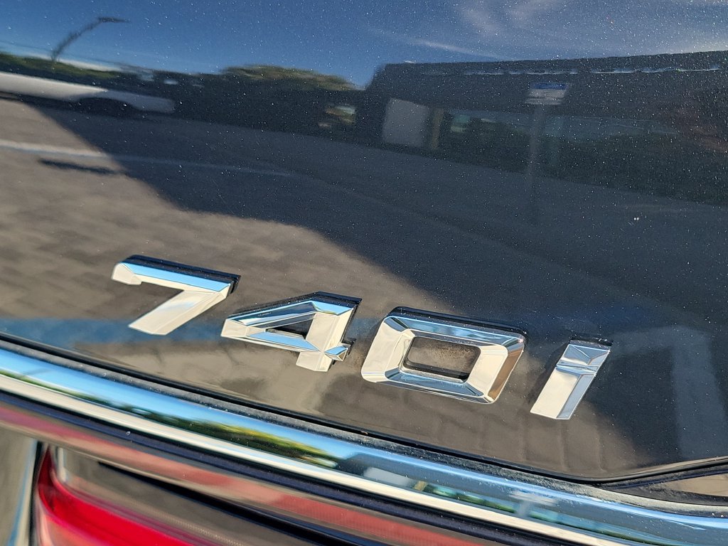 Used 2022 BMW 740i w/ Premium Package RWD image 10