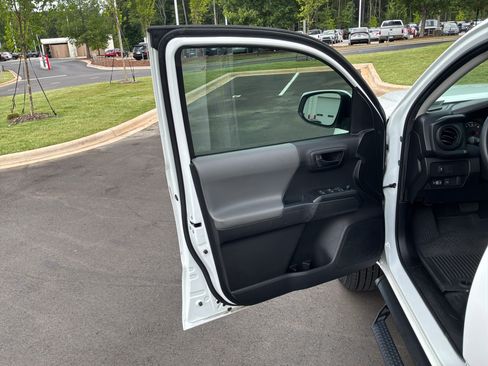 Used 2022 Toyota Tacoma SR AWD/4WD image 14
