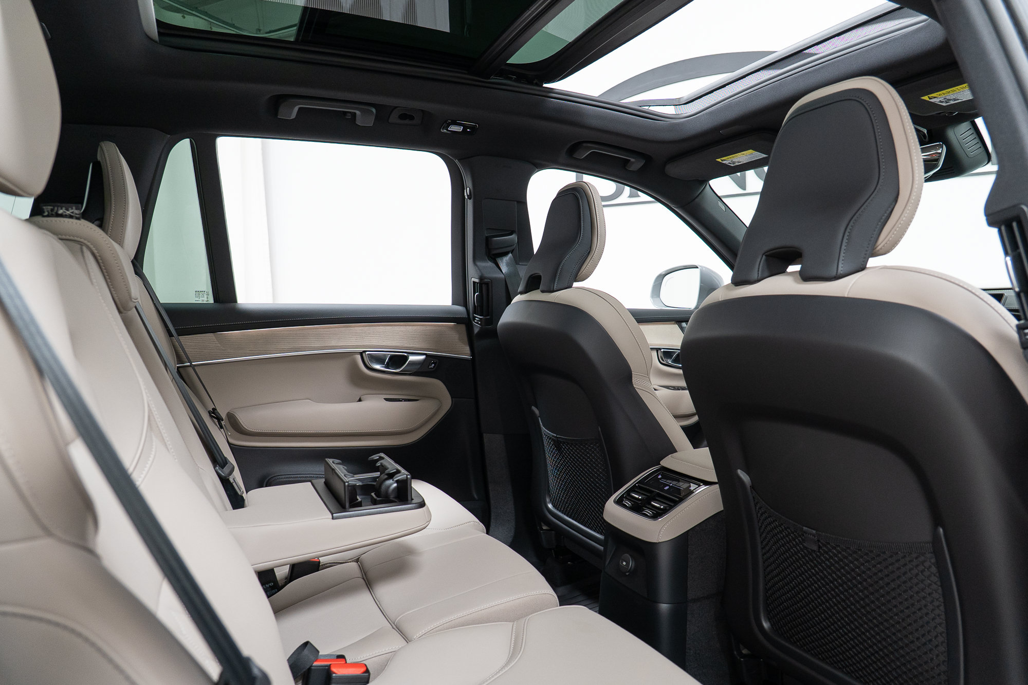 New 2026 Volvo XC90 T8 Plus w/ Protection Package Premier AWD/4WD image 23