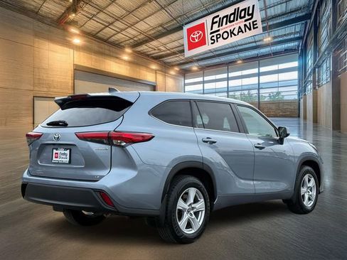 Certified 2022 Toyota Highlander LE image 5