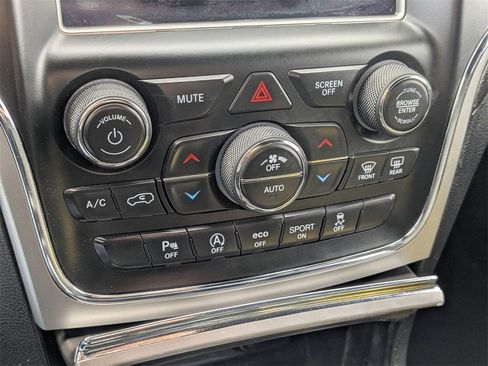 Used 2018 Jeep Grand Cherokee Laredo image 23