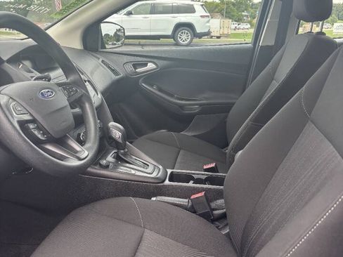 Used 2018 Ford Focus SE FWD image 4