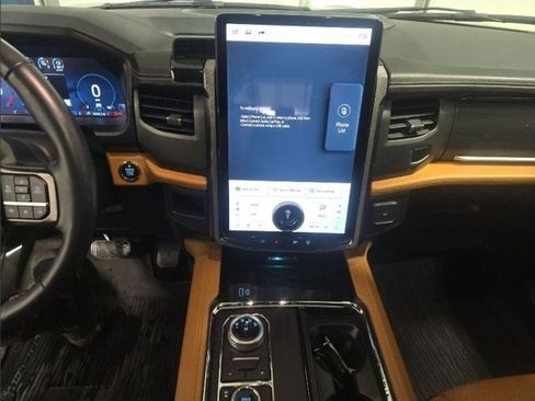 Used 2022 Ford Expedition Platinum image 9