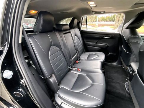 Used 2021 Toyota Highlander XLE image 21
