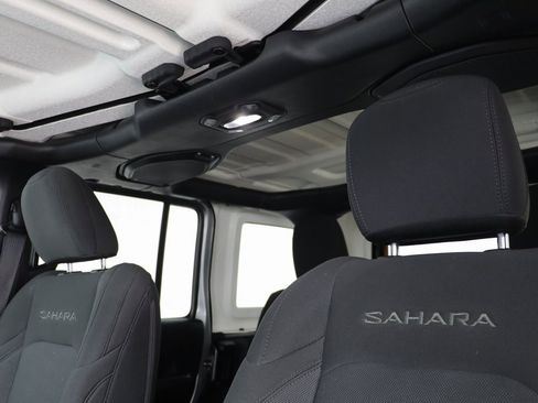 Used 2018 Jeep Wrangler Unlimited Sahara image 13
