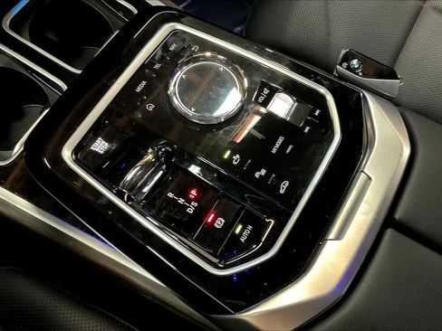 Used 2025 BMW 740i w/ Premium Package image 39