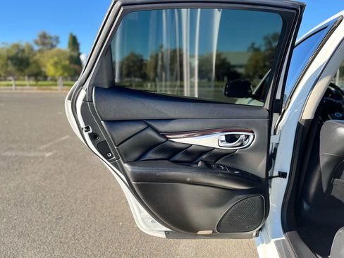 Used 2015 INFINITI Q70 3.7 image 11