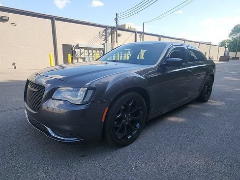 Used 2019 Chrysler 300 Touring w/ Sport Appearance Package RWD image 7