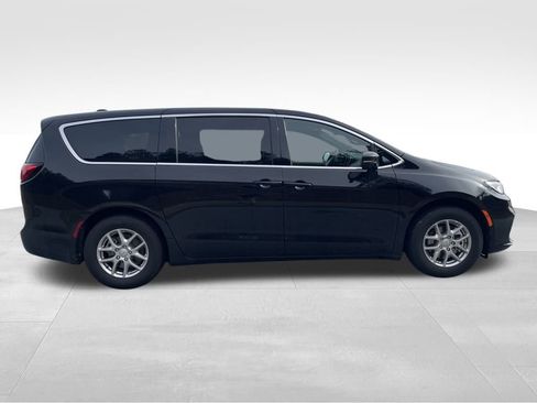 New 2026 Chrysler Pacifica Select image 4