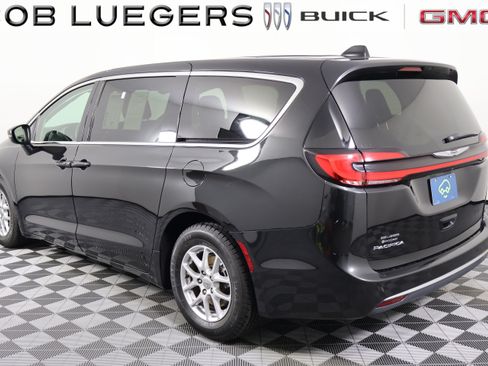 Used 2023 Chrysler Pacifica Touring-L FWD image 4