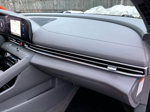 Used 2024 Hyundai Elantra Blue image 17