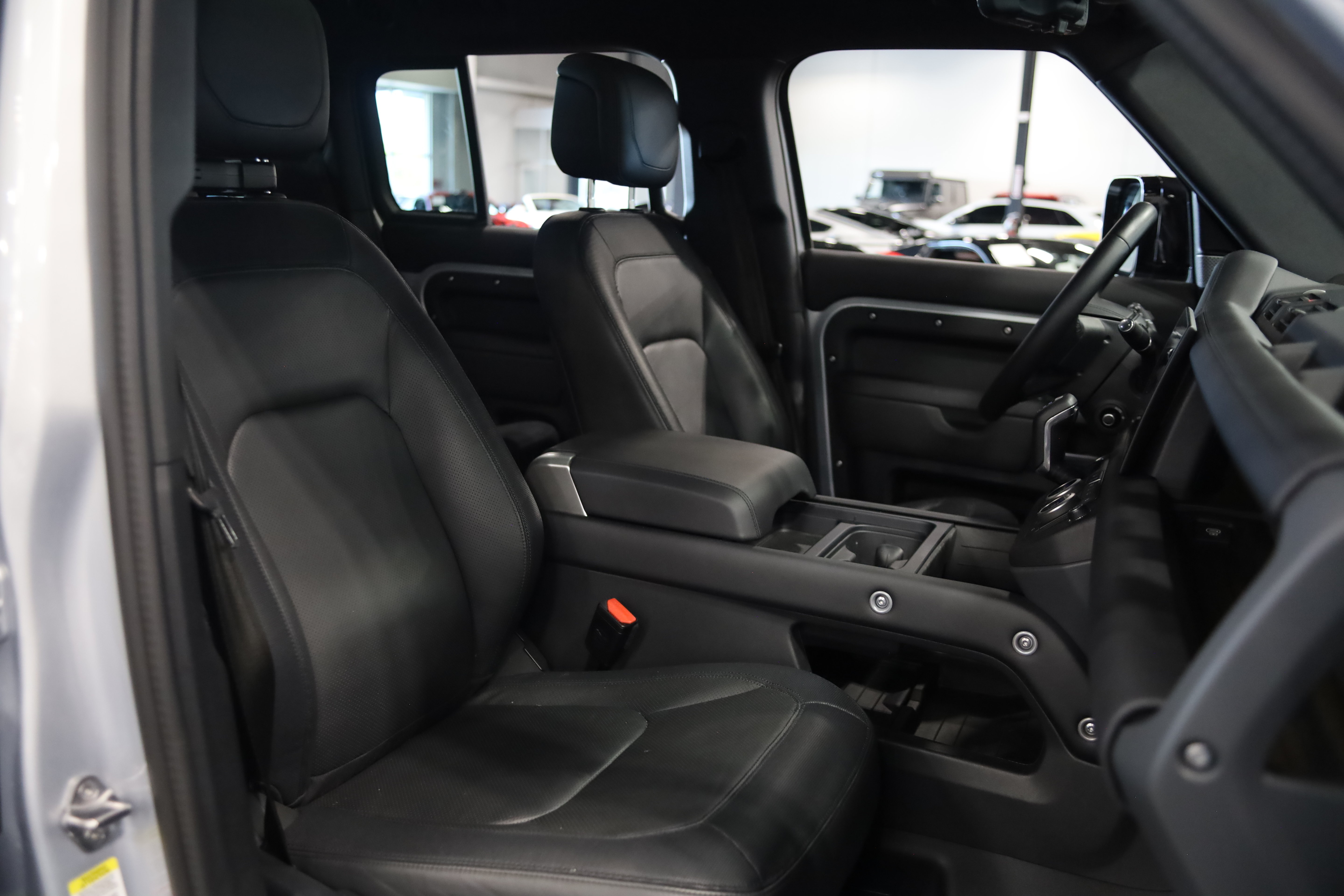 Used 2024 Land Rover Defender 130 X-Dynamic SE AWD/4WD image 38