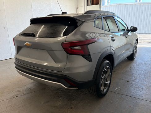 Used 2025 Chevrolet Trax LT w/ LT Convenience Package image 5
