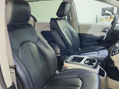 Used 2024 Chrysler Pacifica Touring-L FWD image 26