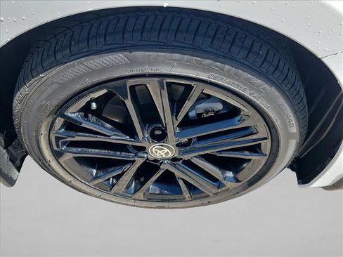 Used 2025 Toyota Camry SE w/ Convenience Package image 10