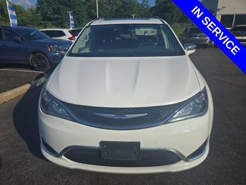 Used 2018 Chrysler Pacifica Limited FWD image 2