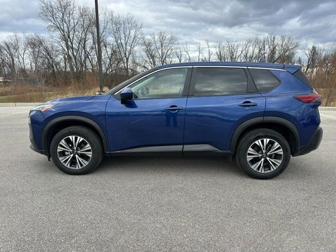 Used 2023 Nissan Rogue SV image 2