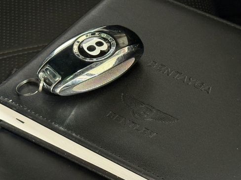 Used 2018 Bentley Bentayga Black Edition image 93