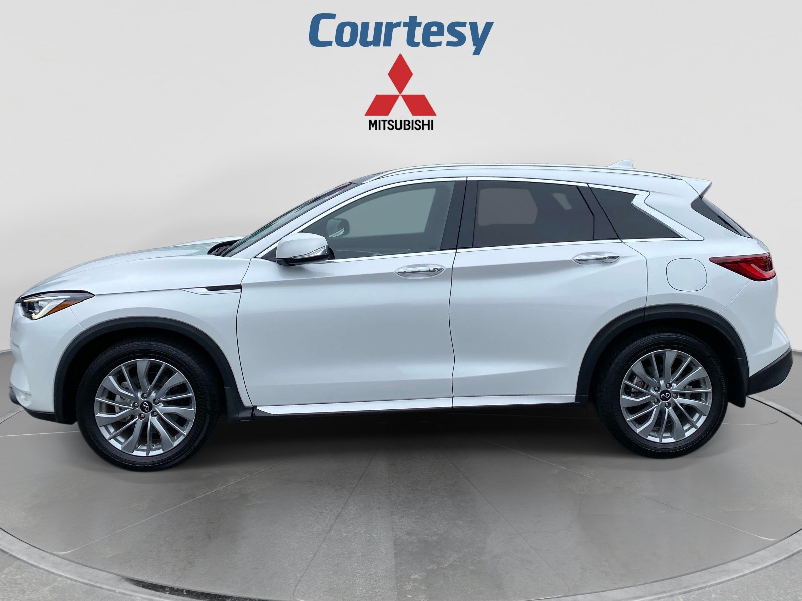 Used 2023 INFINITI QX50 Luxe AWD/4WD image 2