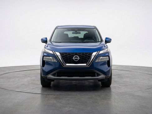 Used 2025 Nissan Rogue SV image 2