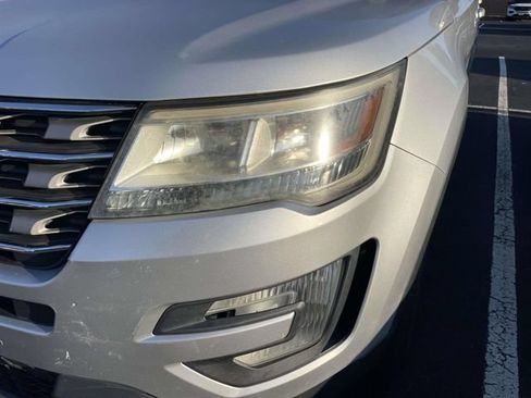 Used 2017 Ford Explorer XLT w/ Equipment Group 202A FWD image 5