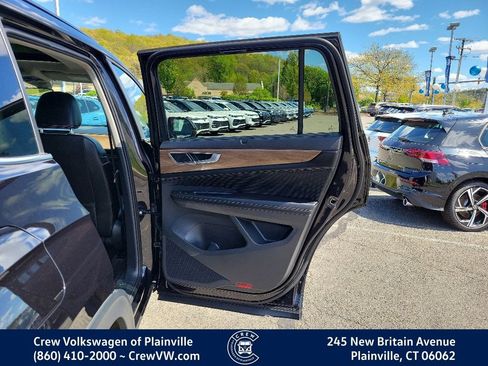 Used 2024 Volkswagen Atlas SE AWD/4WD image 45