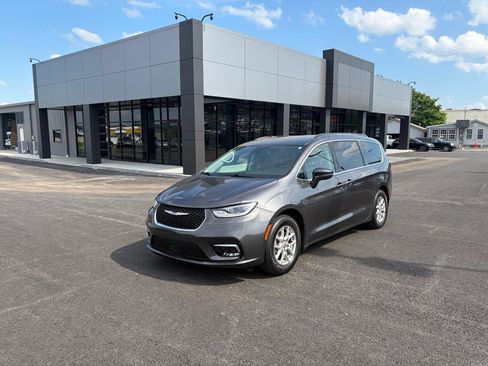 Used 2022 Chrysler Pacifica Touring-L FWD image 7